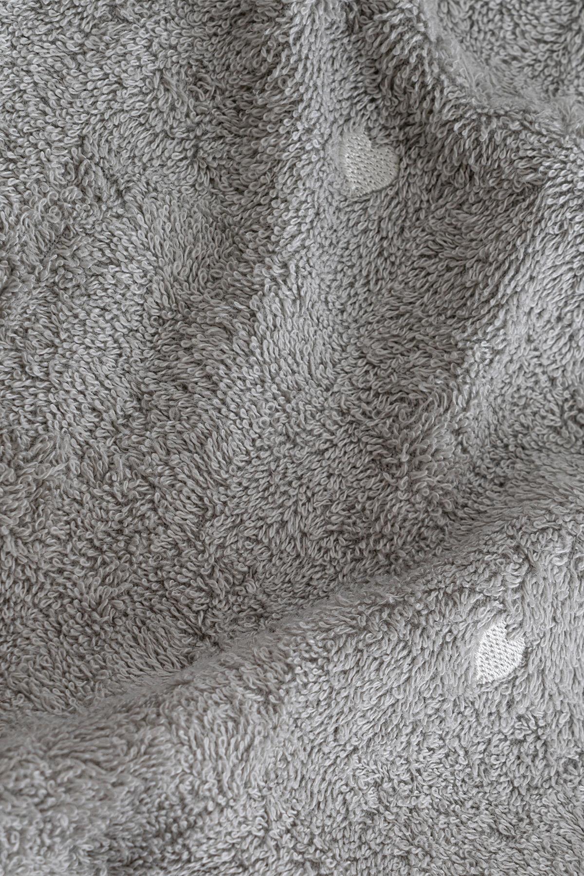 Detalle de toalla gris suave, ideal para una vida cómoda