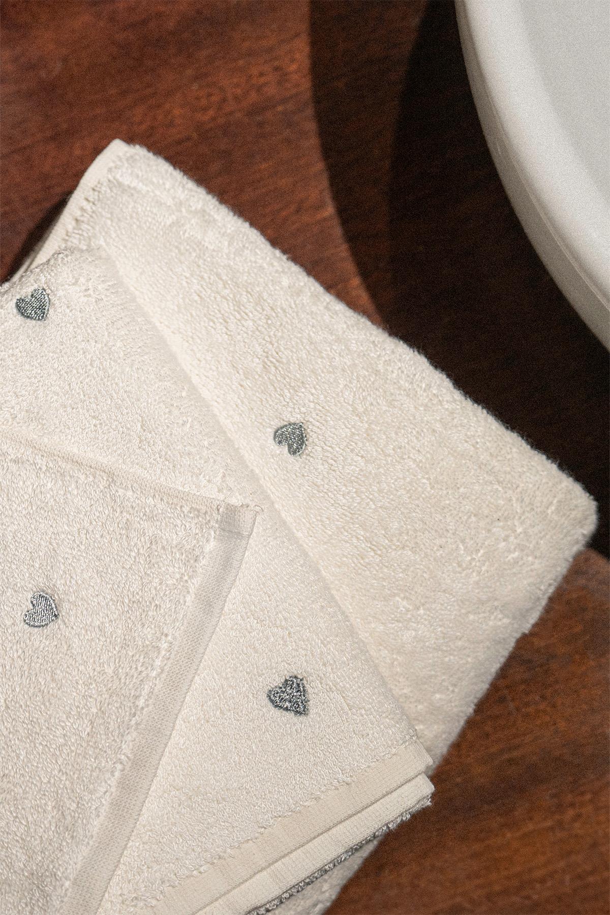 Juego de toallas blanco, elegante y cómodo con pequeños estampados de corazones