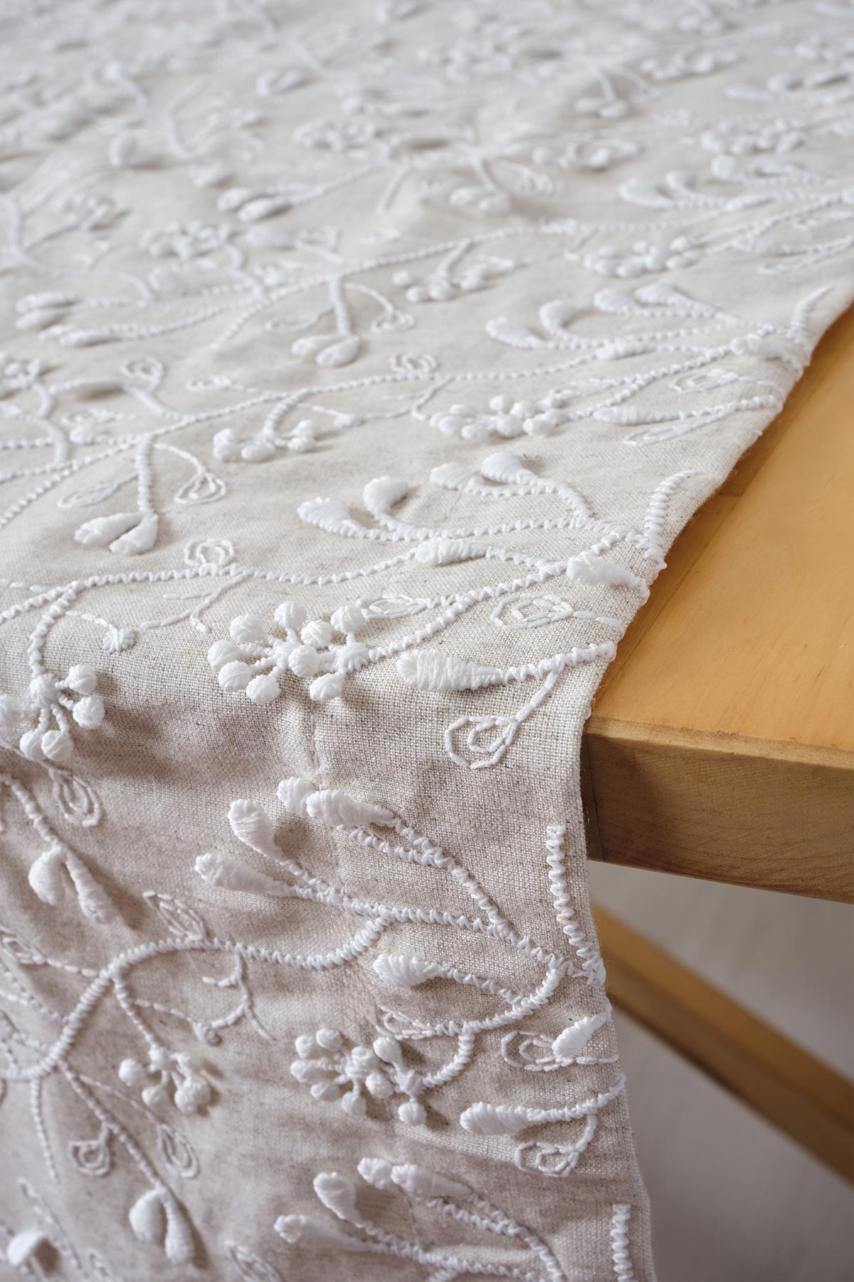 Camino de mesa elegante en color beige con bordado blanco, decoración moderna con estampado floral