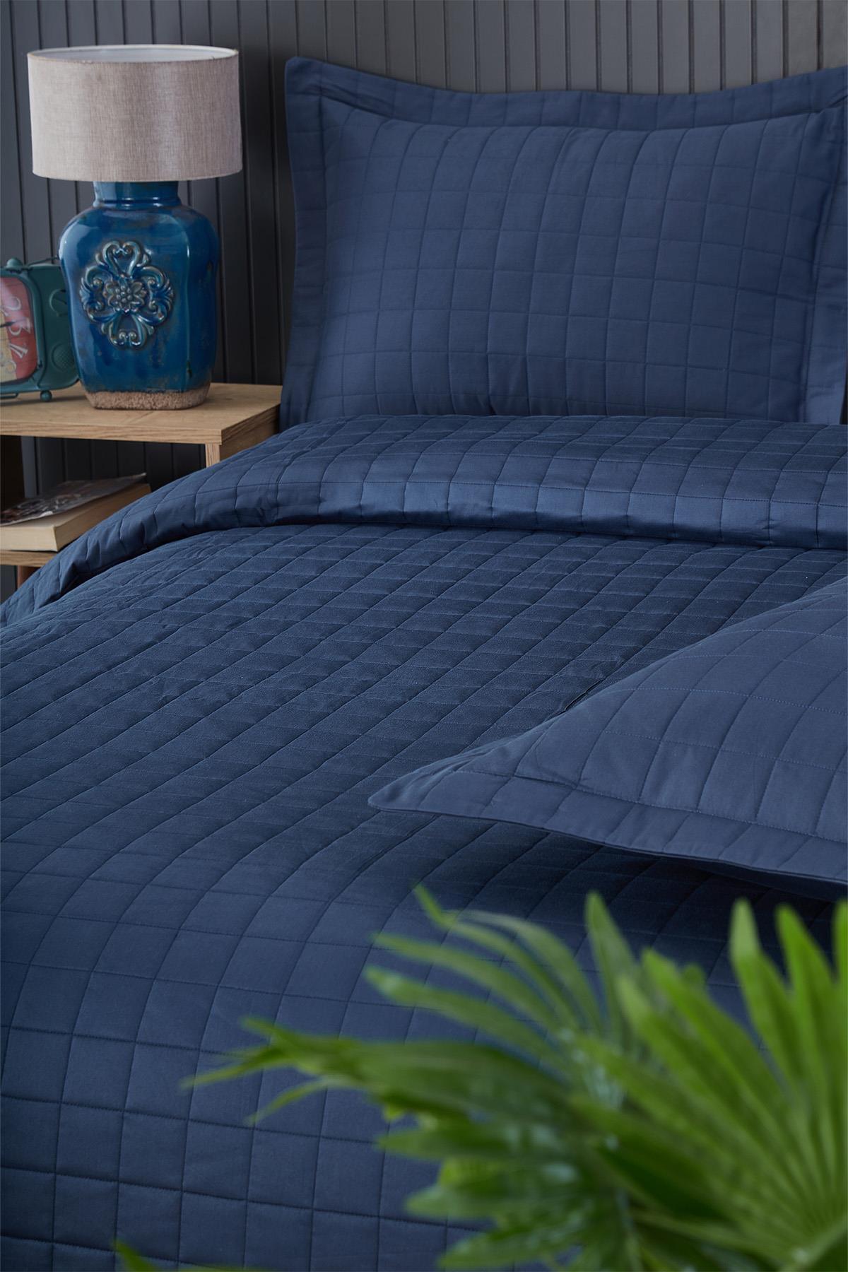 Cubrecolchón matrimonial capitoné azul marino con fundas de almohada, decoración de dormitorio moderna