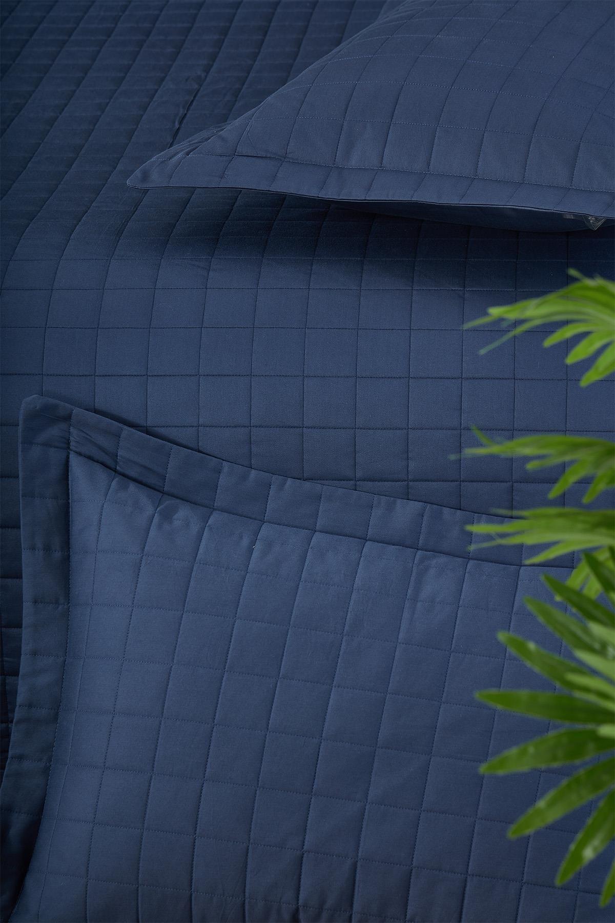 Juego de colcha y fundas de almohada matrimonial en azul marino con diseño capitoné de cuadros modernos