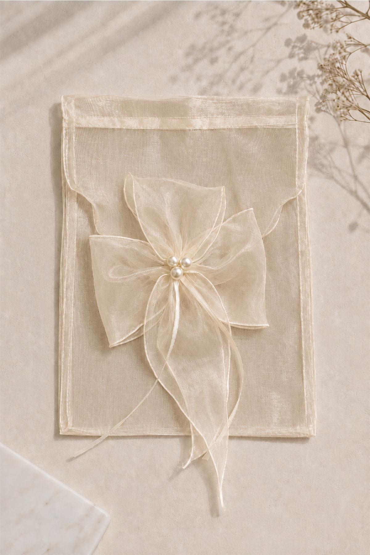 Bolsa de regalo con detalles de flor de perlas