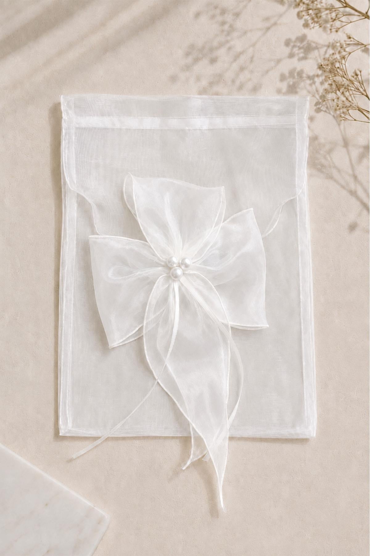Bolsa de regalo con detalles de flor de perlas