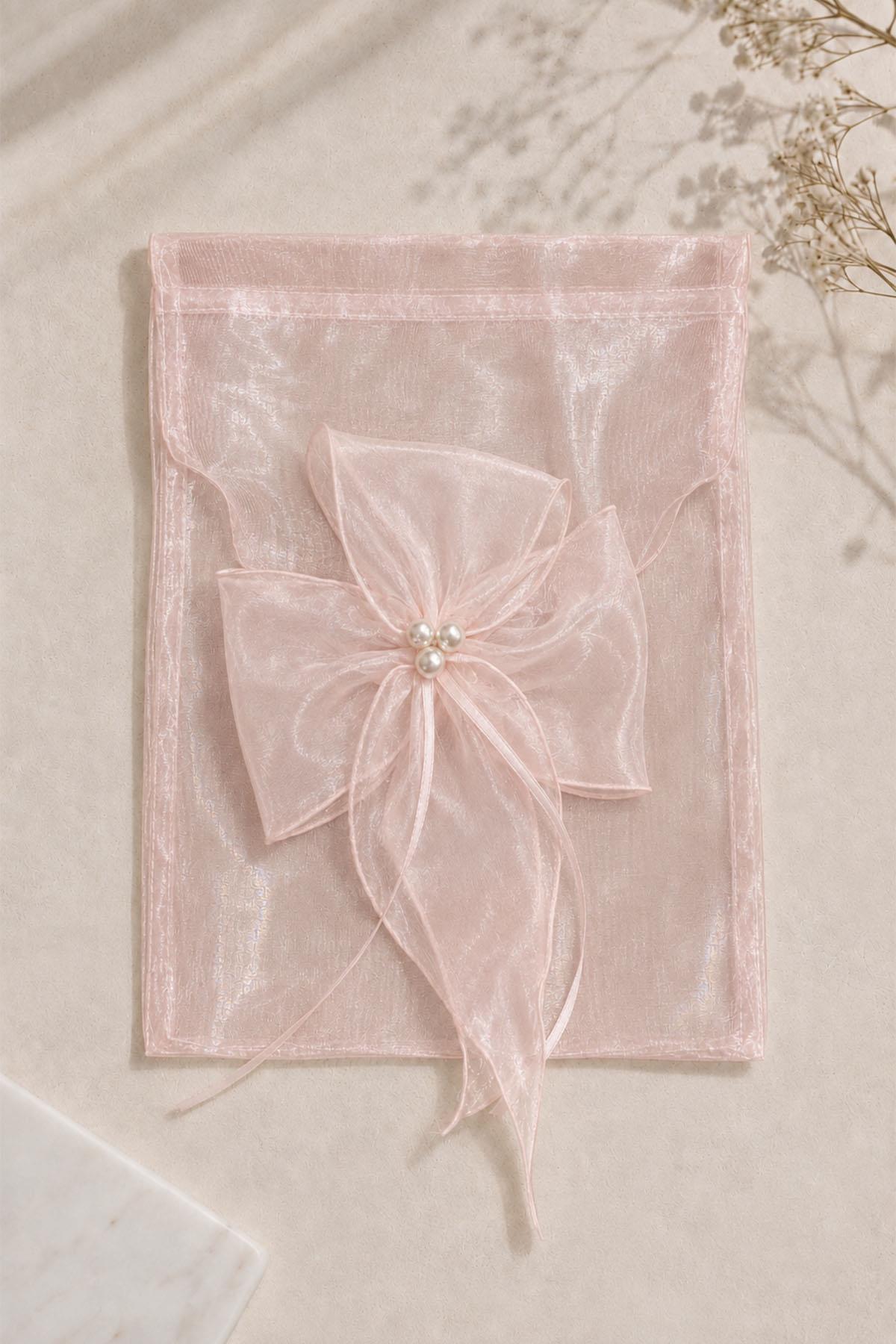 Bolsa de regalo con detalles de flor de perlas
