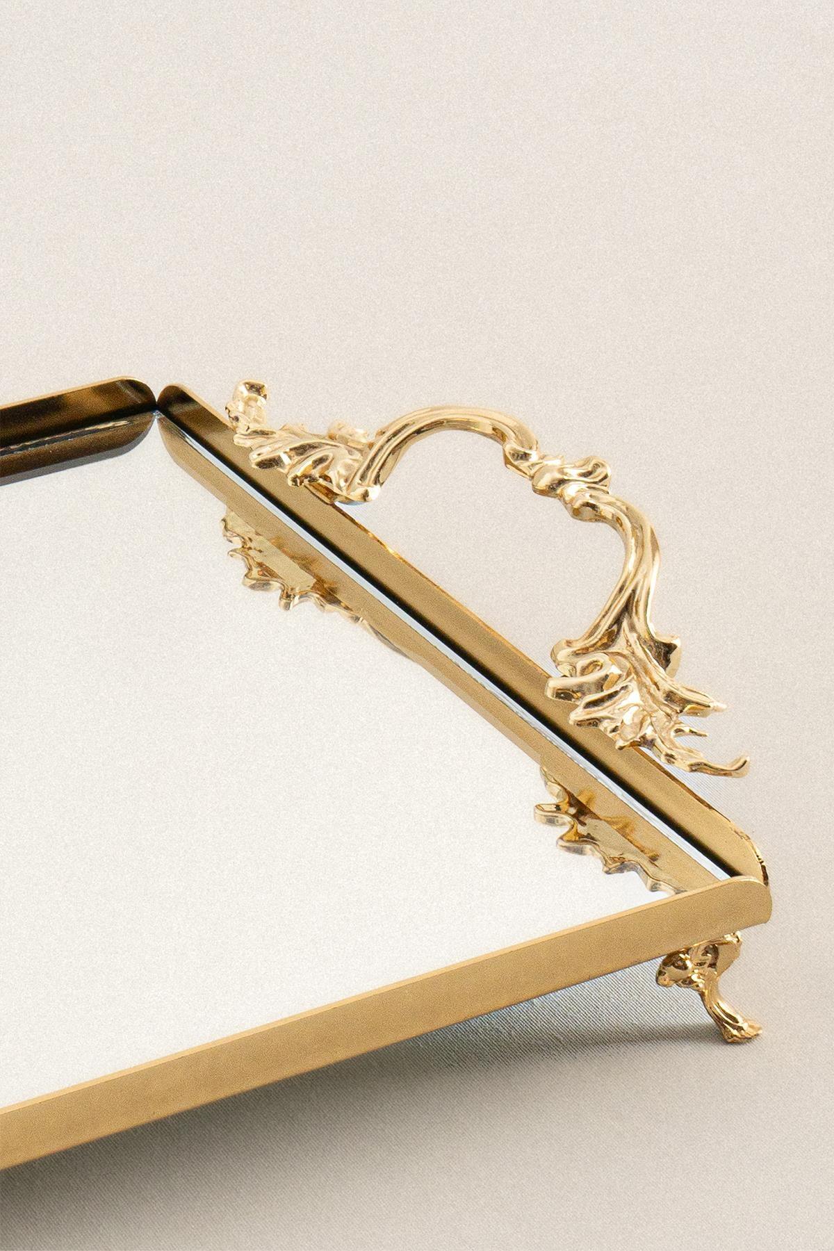 Bandeja rectangular mediana de metal en color dorado con asas elegantes y patas decorativas
