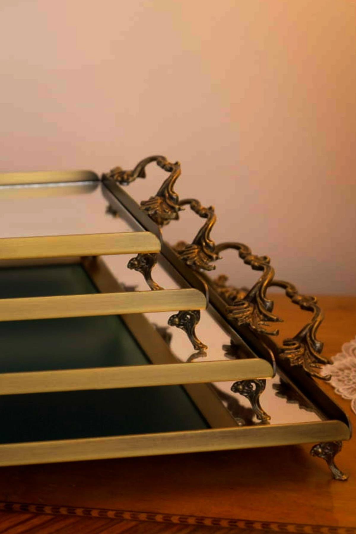 Bandeja rectangular con espejo, patas de metal y asas con acabado envejecido, diseño decorativo clásico