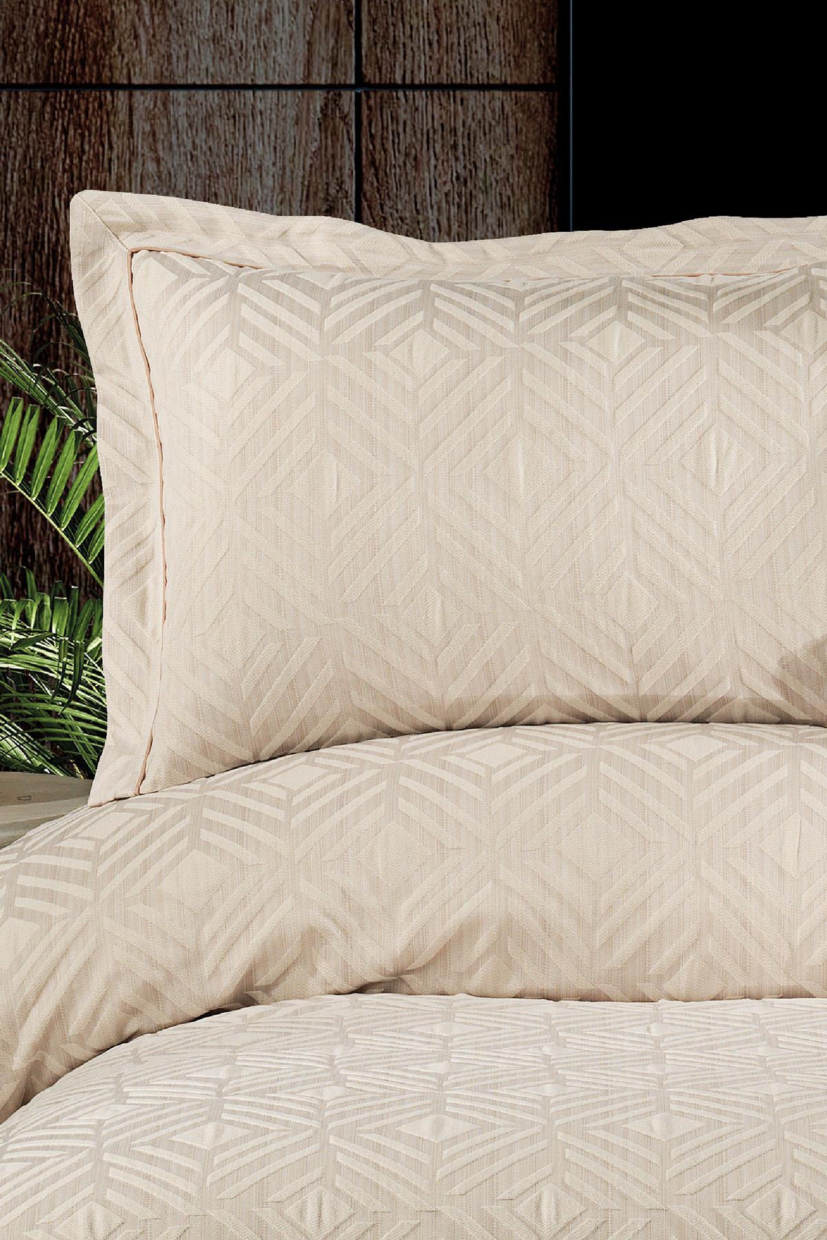 Juego de colcha y fundas de almohada matrimonial con diseño geométrico en jacquard color beige