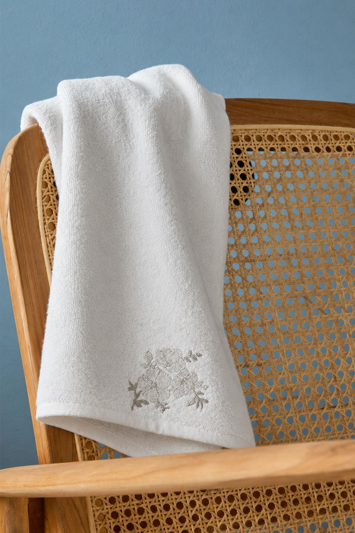 Toalla de baño Nella con estampado floral (90 x 150 cm)