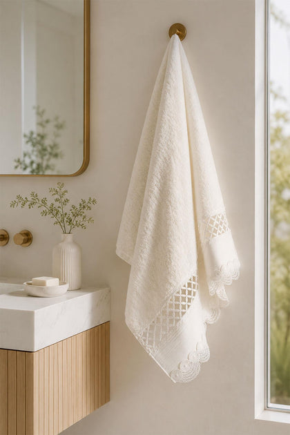 Queen Embroidered Bath Towel (90 x 150 cm)