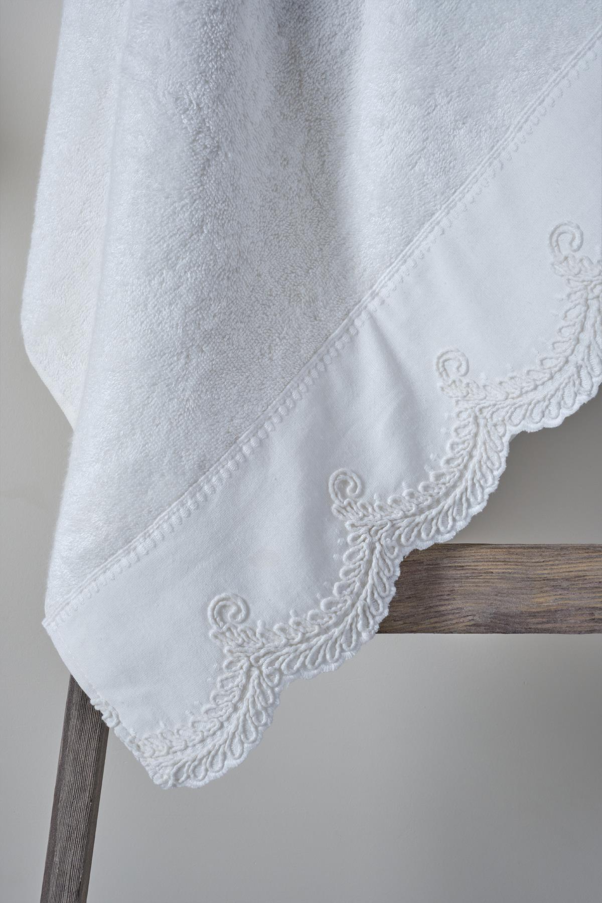 Toalla de cara de algodón blanca con bordes bordados, 50x90 cm, en colgador de madera