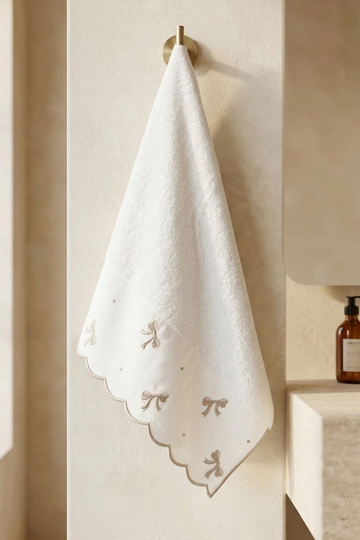 Toalla de baño Serena con bordado de lazo (90 x 150 cm)