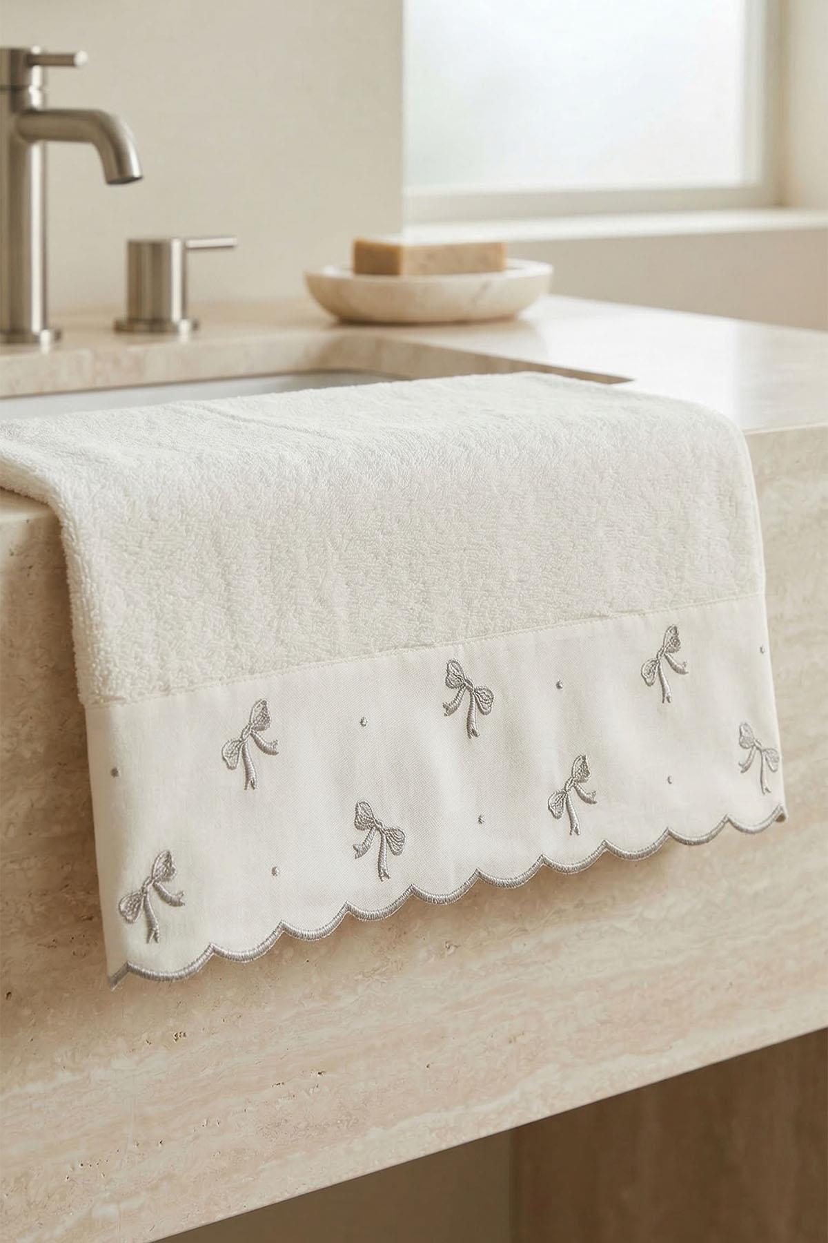 Toalla de baño Serena con bordado de lazo (90 x 150 cm)