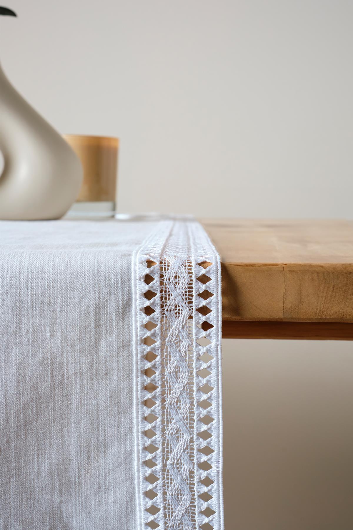 Camino de mesa blanco con encaje, elegante mantel decorativo sobre mesa de madera