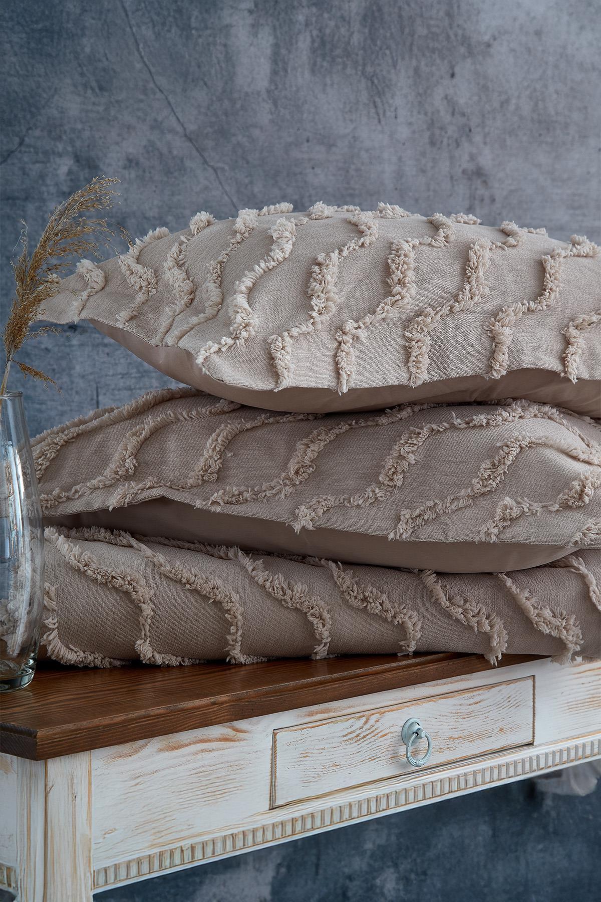 Cubrecama individual y cojines con textura de lino, color beige y estampado ondulado