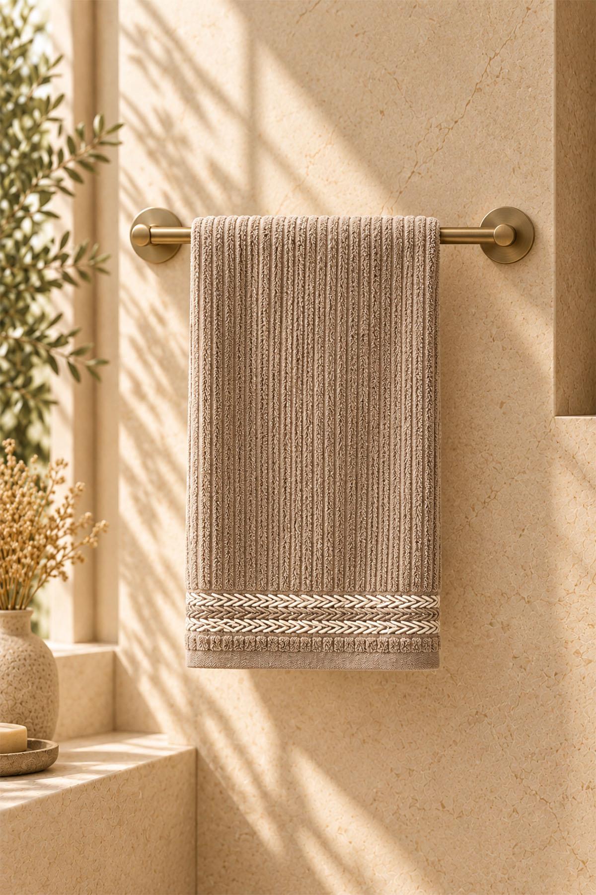 Toalla de baño Velora a rayas y bordada (90 x 150 cm)