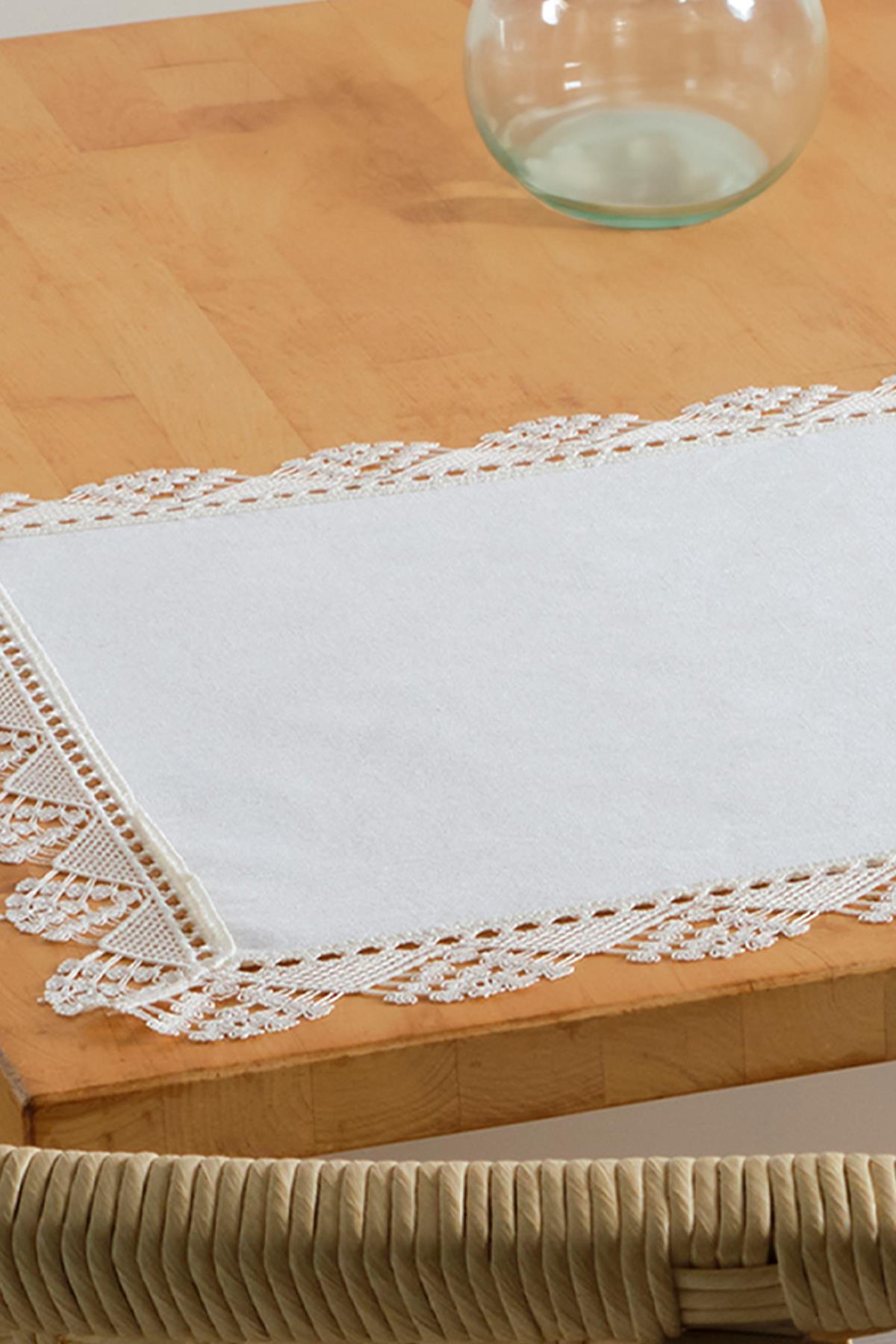 Individual de mesa blanco con encaje, elegante mantel sobre mesa de madera