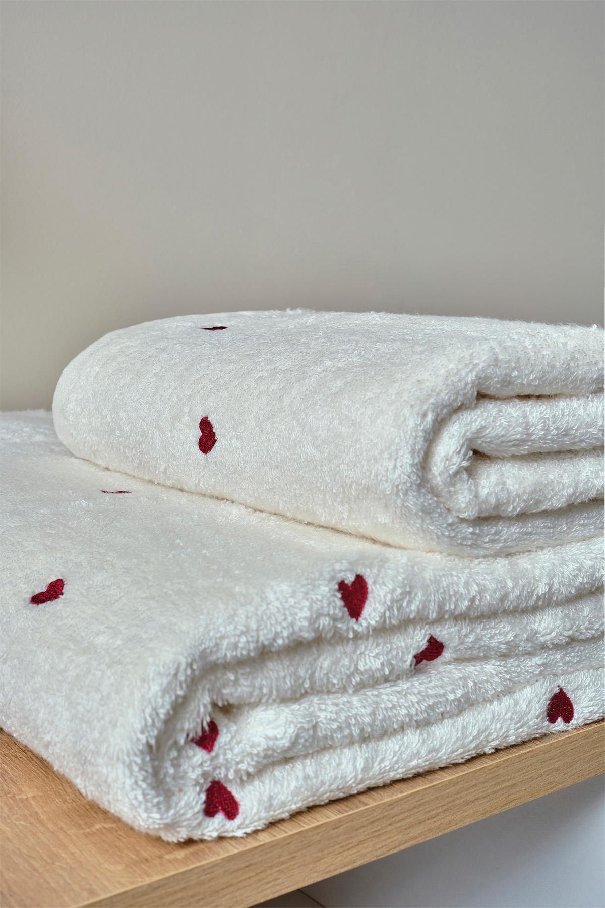 Toalla blanca gruesa con estampado de corazones rojos, para una vida cómoda y elegante