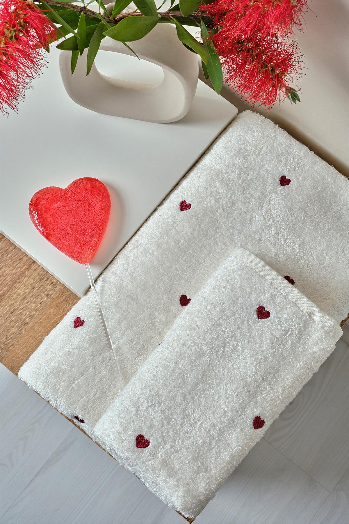 Juego de toallas blancas de calidad con detalle de corazón rojo, para espacios de vida cómodos y elegantes