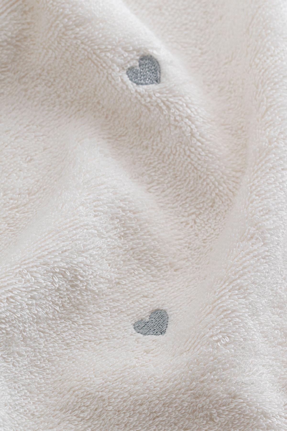 Toalla blanca suave con estampado de corazones grises, para una vida cómoda y elegante