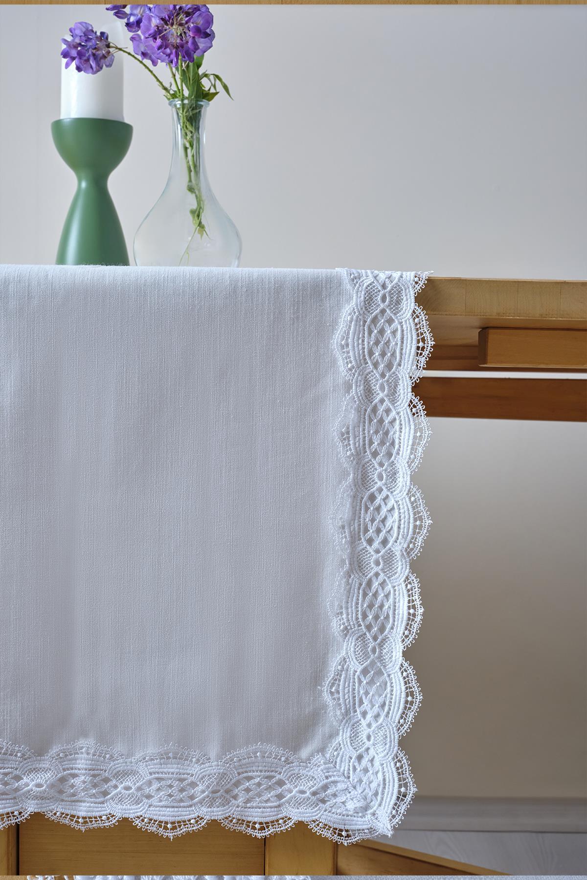 Camino de mesa blanco con borde de encaje, decoración de mesa minimalista y elegante con detalles de flores y velas