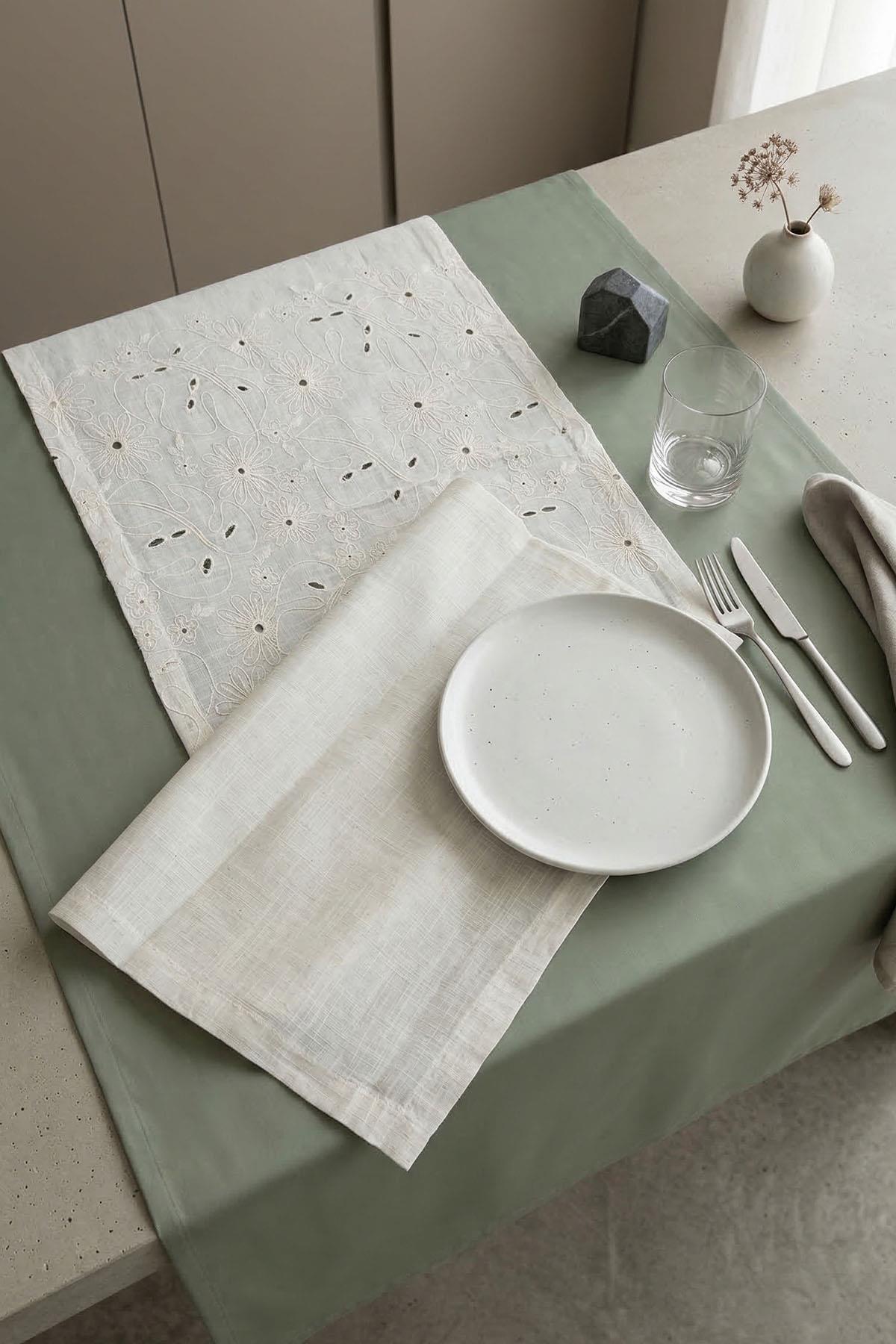 Runner de mesa Britain bordado, antimanchas y de fácil cuidado (40 x 120 cm)