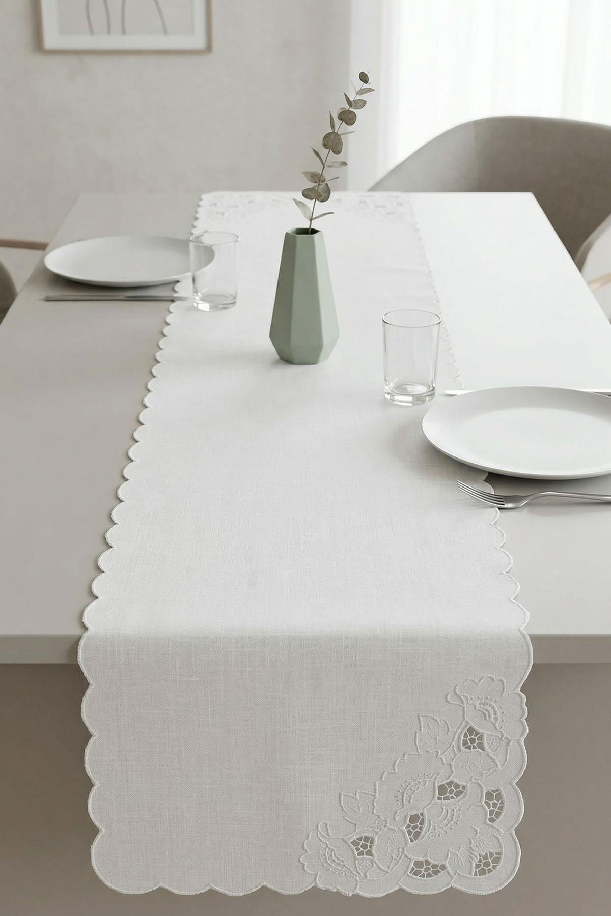 Runner de mesa antimanchas con bordado calado (40 x 130 cm)