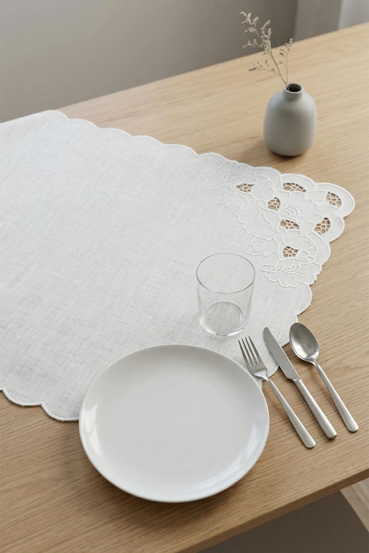 Runner de mesa antimanchas con bordado calado (40 x 130 cm)