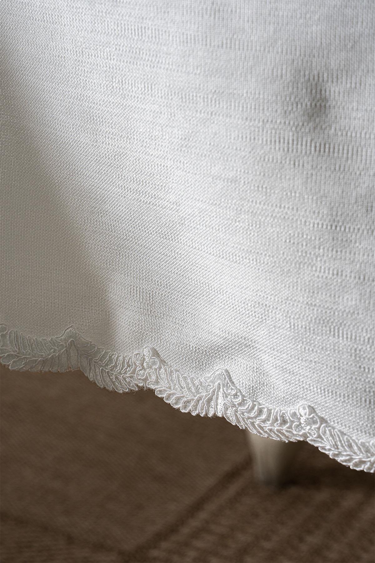 Mantel elegante bordado, resistente a las manchas y de fácil cuidado (160 x 260 cm)