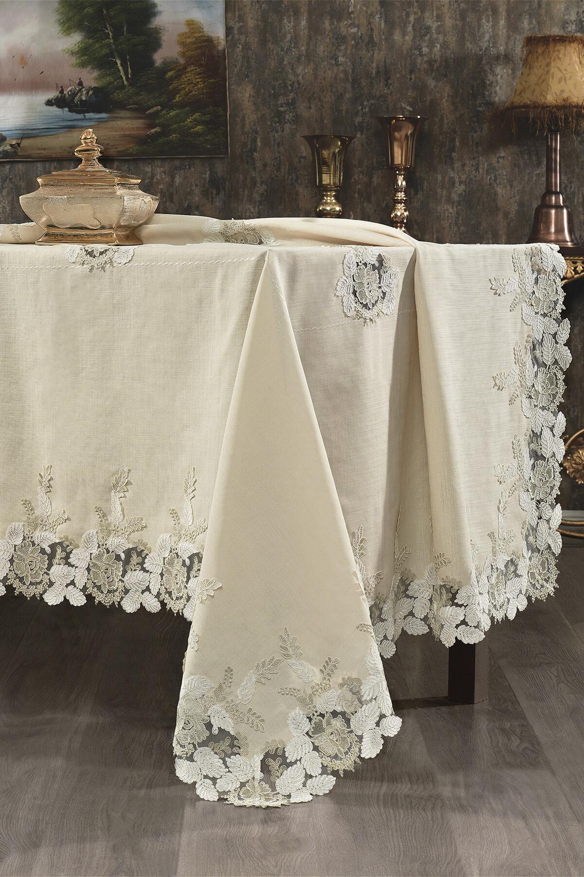 Mantel de mesa color crema antimanchas con detalles de flores de encaje, sobre una mesa rectangular
