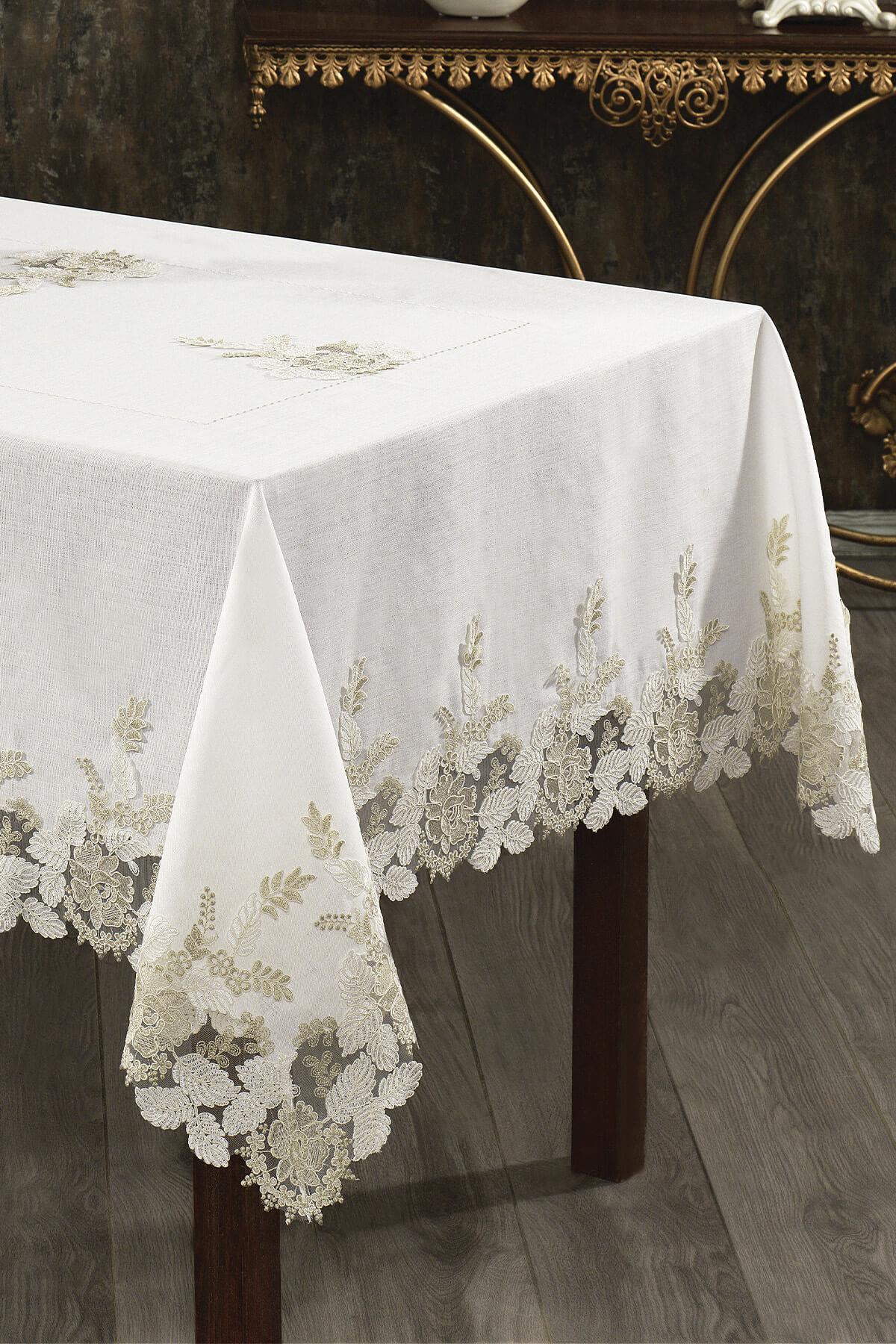 Mantel blanco con bordados de encaje y tratamiento antimanchas, sobre una mesa rectangular