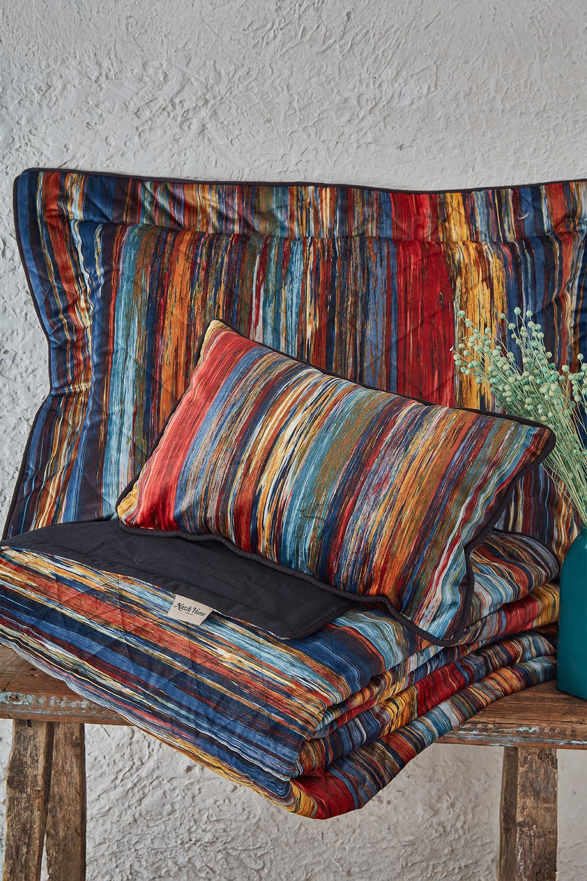 Colcha y funda de almohada para cama doble con estampado de rayas coloridas sobre un fondo rústico.