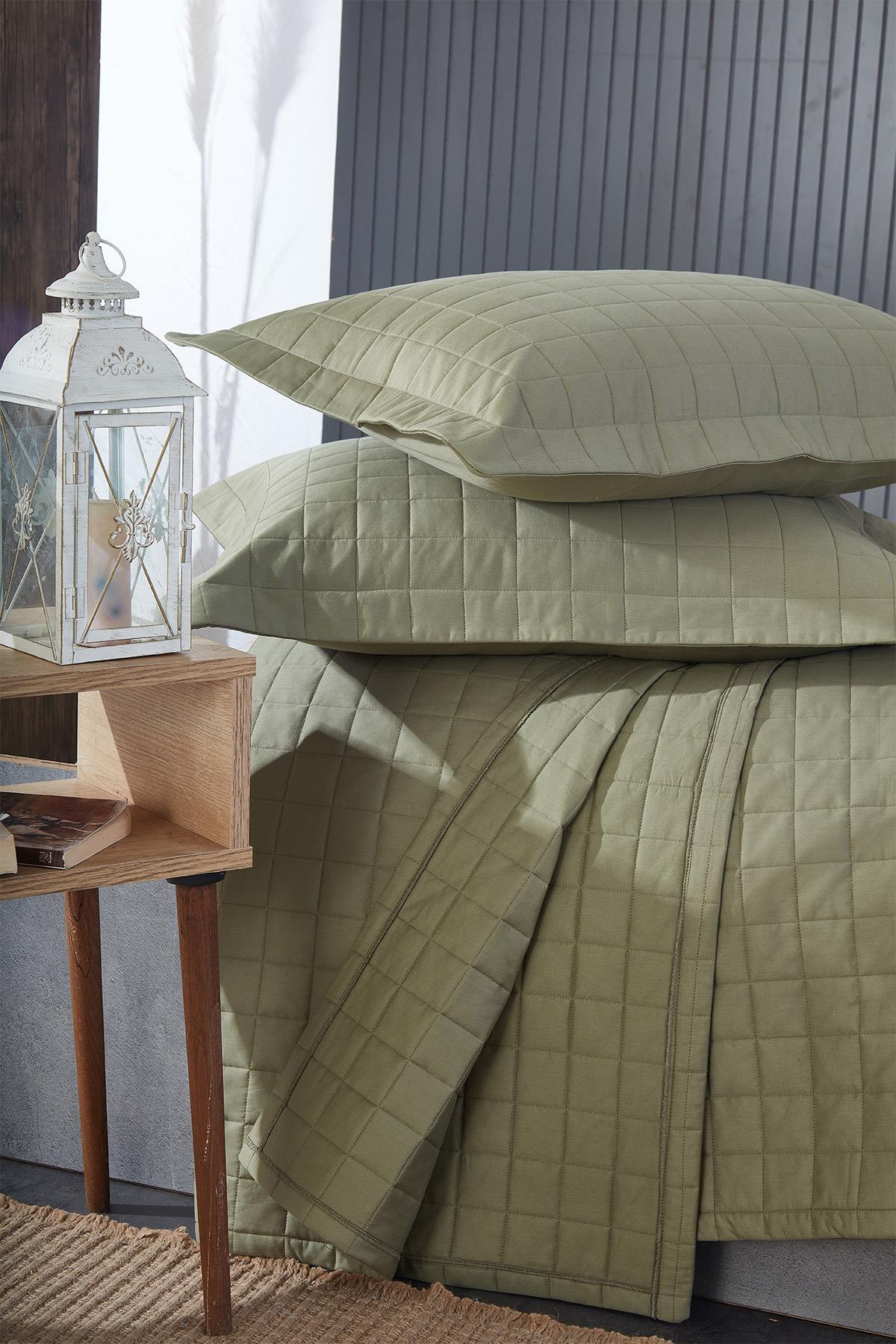 Colcha doble capitoné verde con almohadas, decoración de dormitorio moderna