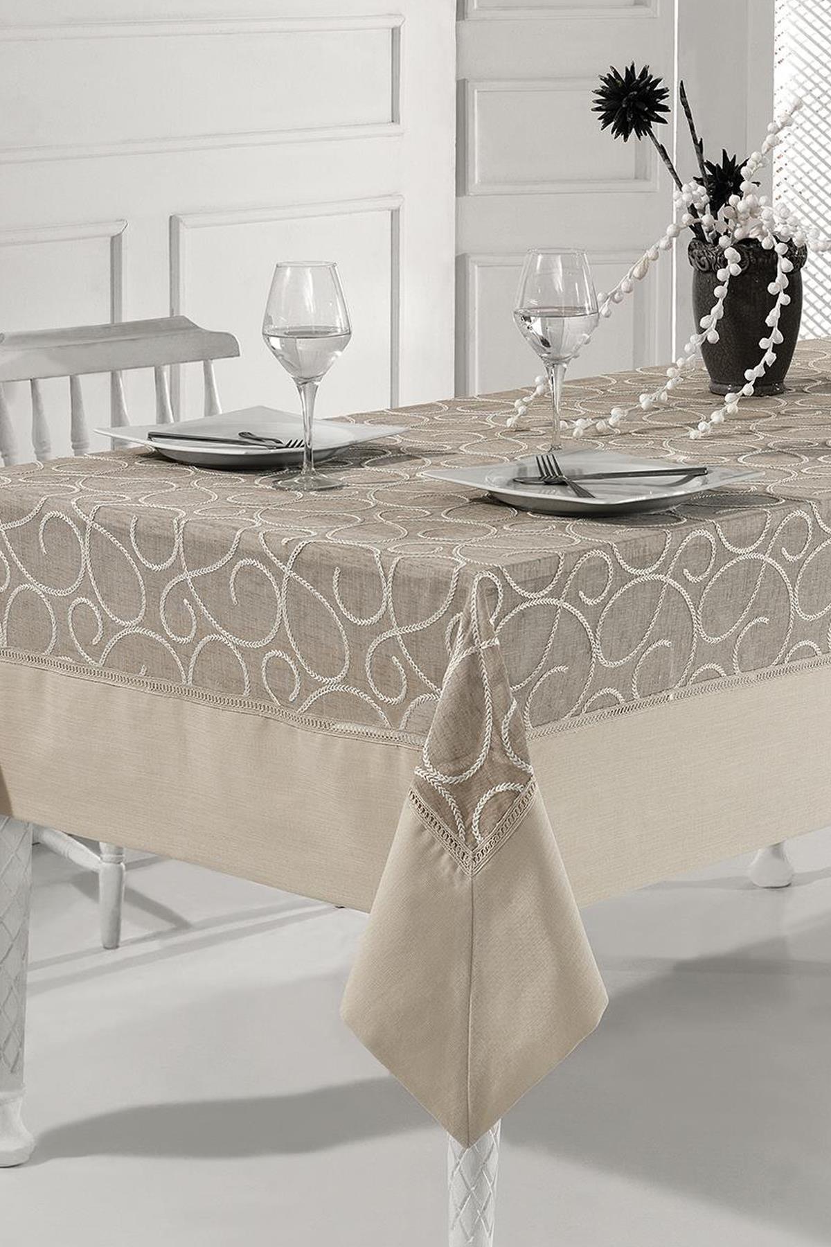 Mantel con estampado beige, elegante mesa puesta para dos personas en un comedor moderno