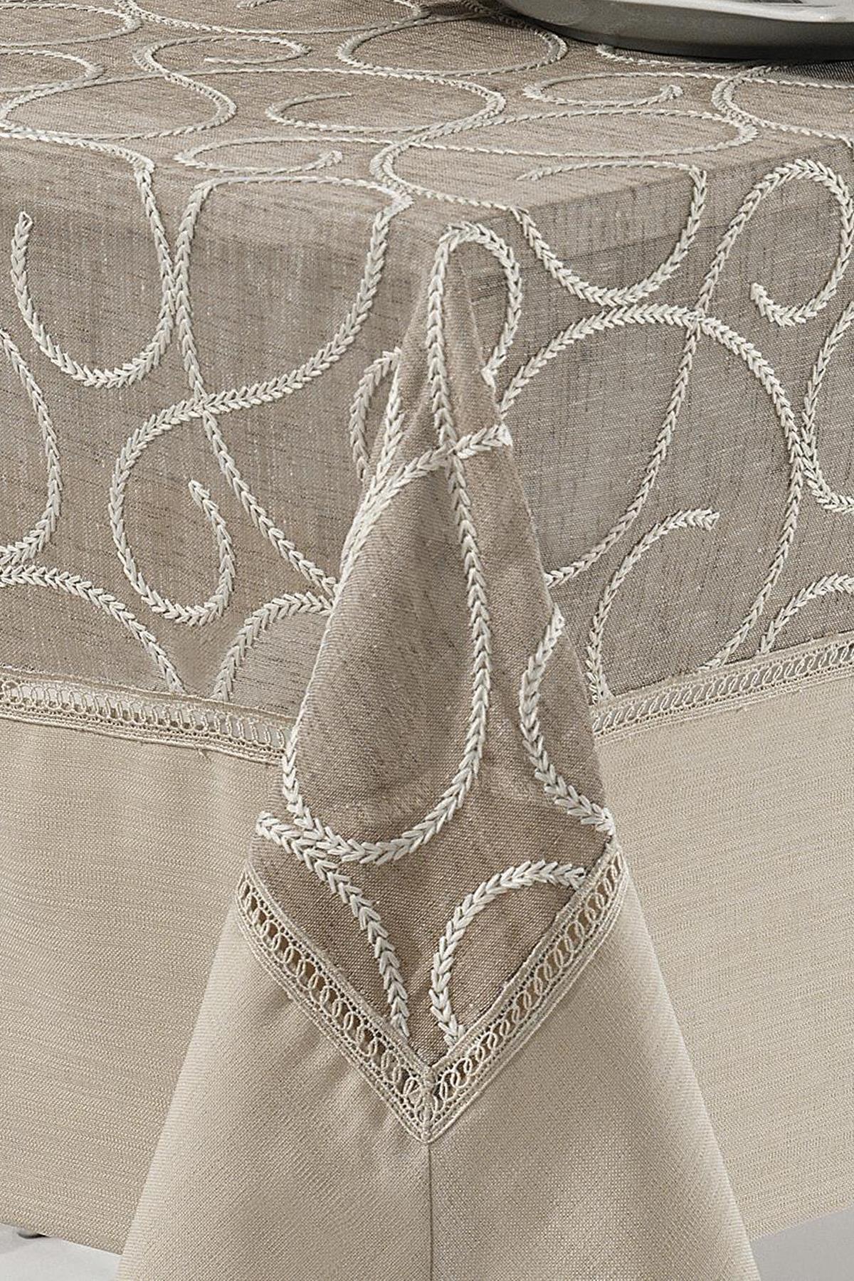 Mantel de mesa beige con estampado y servilleta a juego, ideal para una decoración de salón moderna.