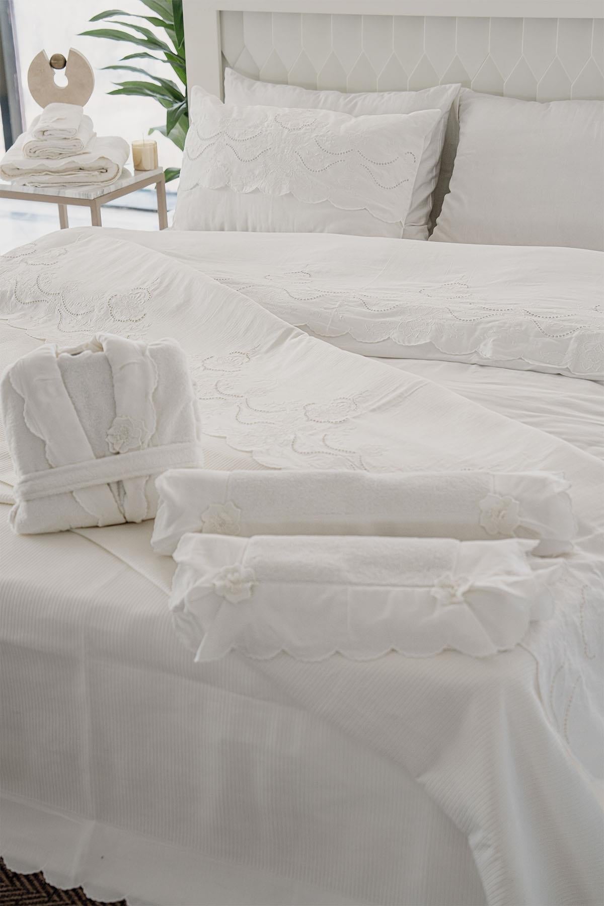 Juego de ropa de cama y colcha Hanzade de 7 piezas para cama doble con bordado floral