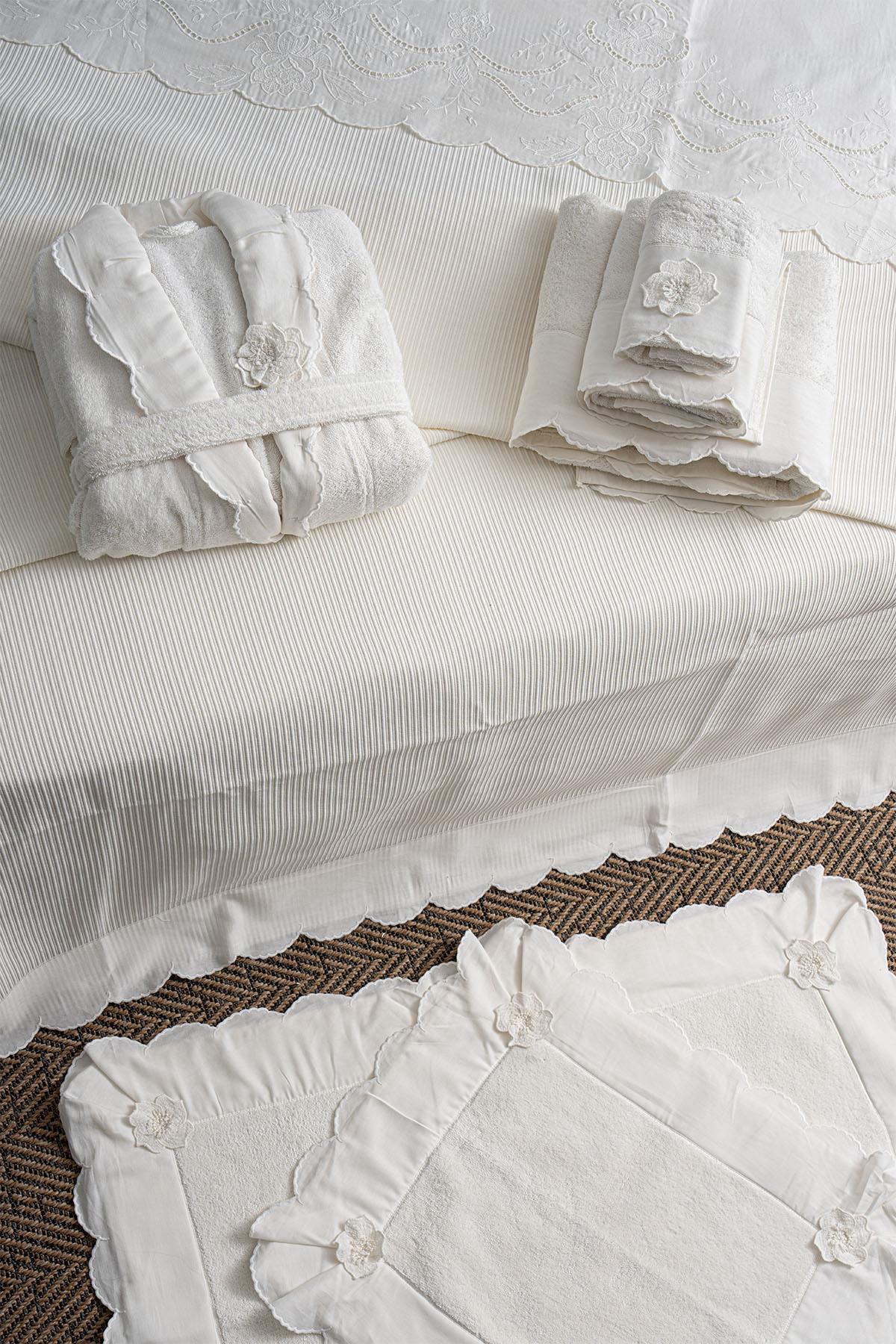 Juego de ropa de cama y colcha Hanzade de 7 piezas para cama doble con bordado floral