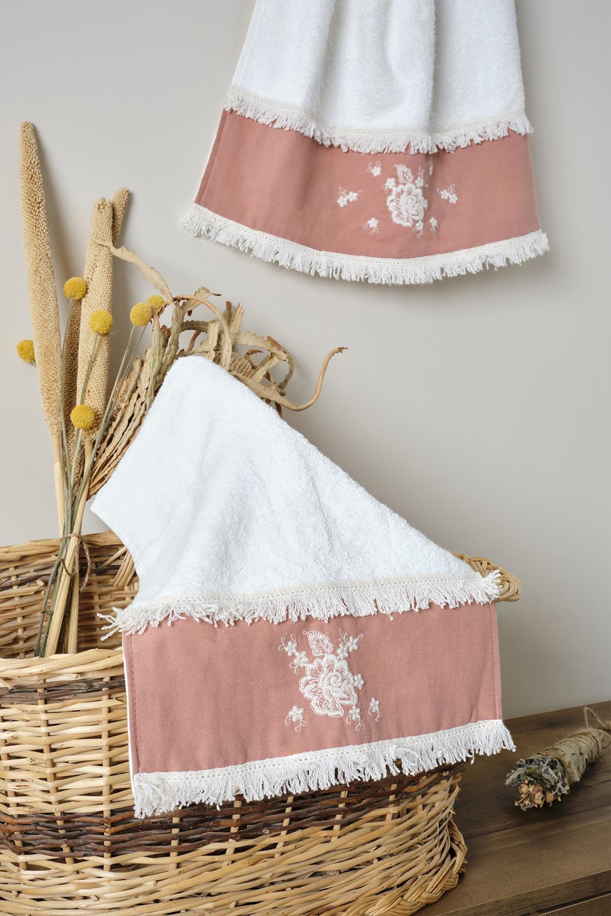 Toalla pequeña de algodón en color polvo con encaje, bordados y bordes decorativos