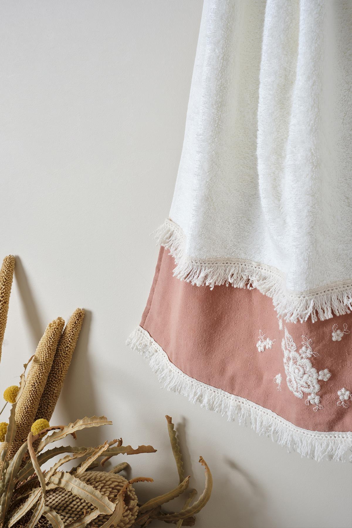 Toalla pequeña blanca con bordes bordados en polvo y borlas, toalla de baño decorativa