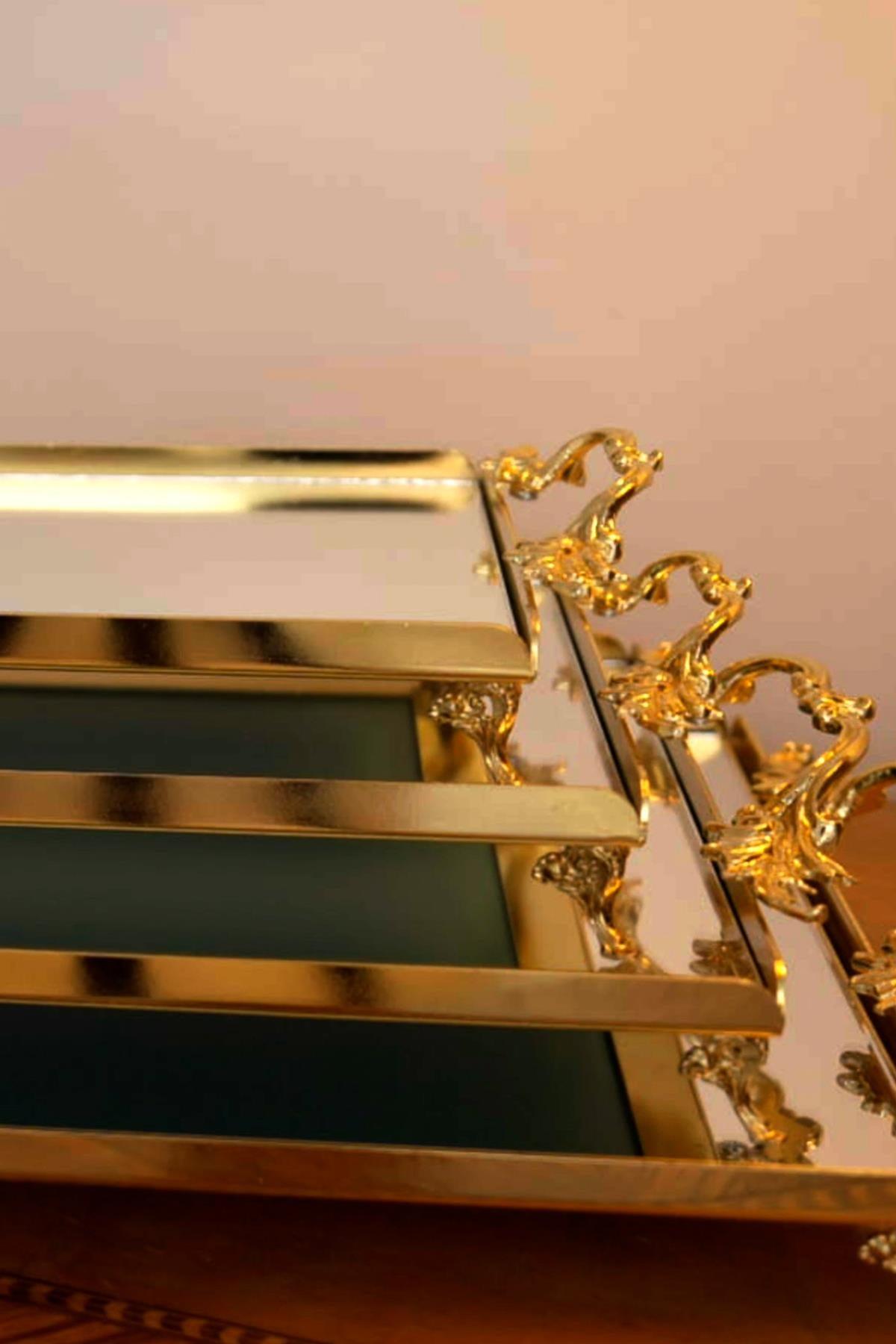 Mini bandejas decorativas de color dorado con asas elegantes, superficie reflectante y asas con detalles grabados