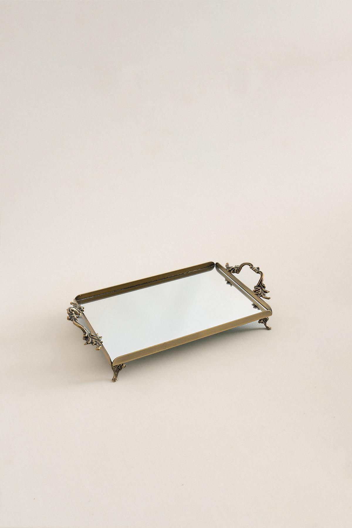 Bandeja de servicio pequeña y rectangular con acabado envejecido y elegantes asas de metal