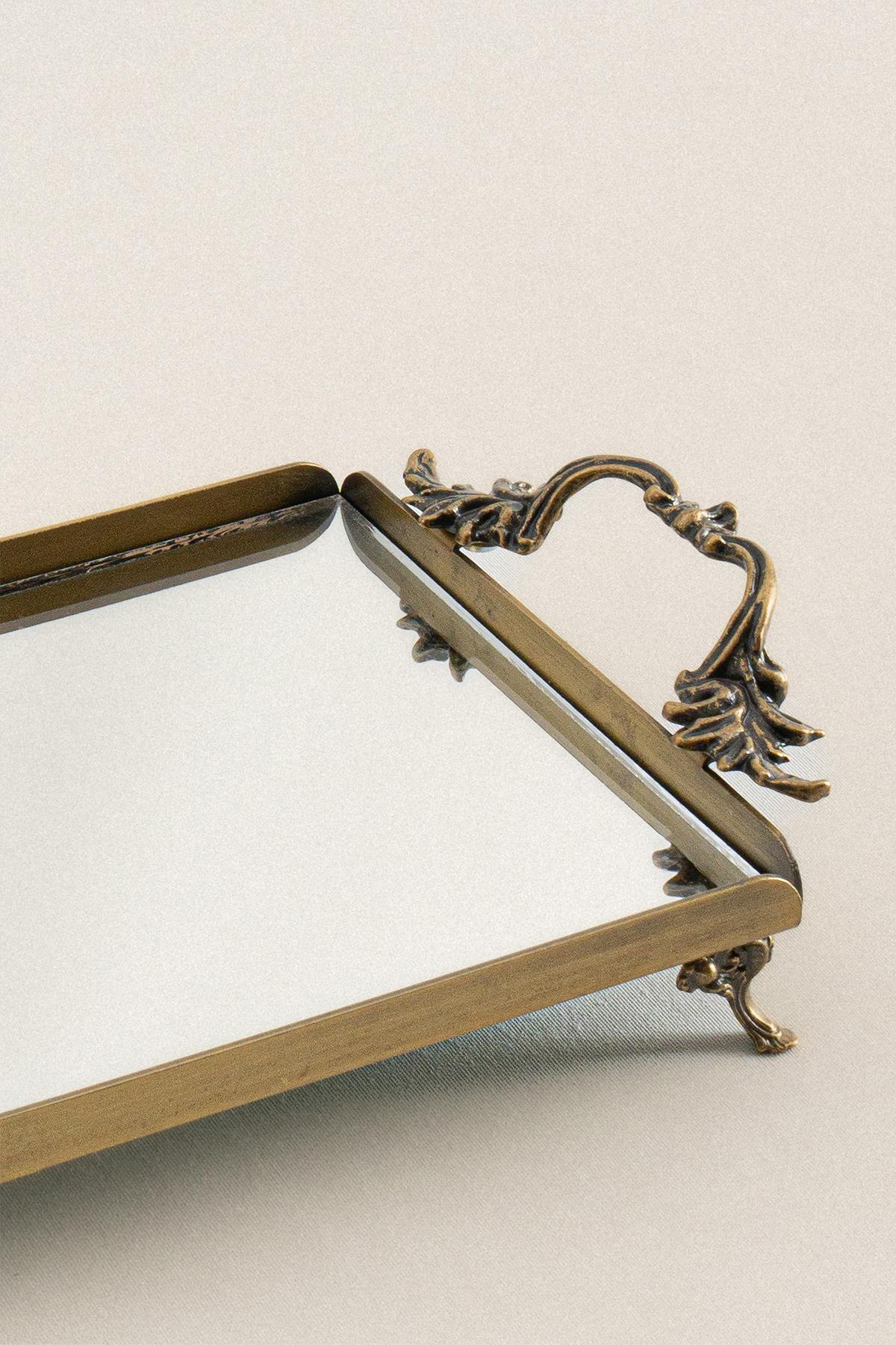 Mini bandeja de metal decorativa y rectangular con asas elegantes y aspecto envejecido.