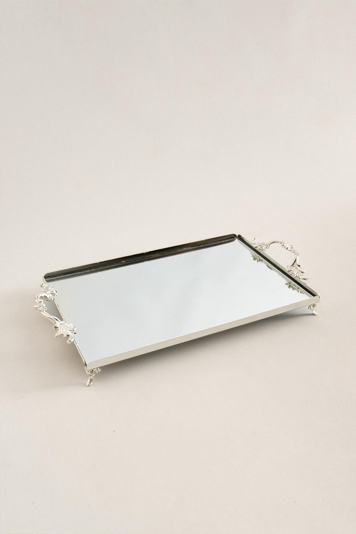 Bandeja grande de plata con asas elegantes, rectangular, superficie de espejo y detalles decorativos.