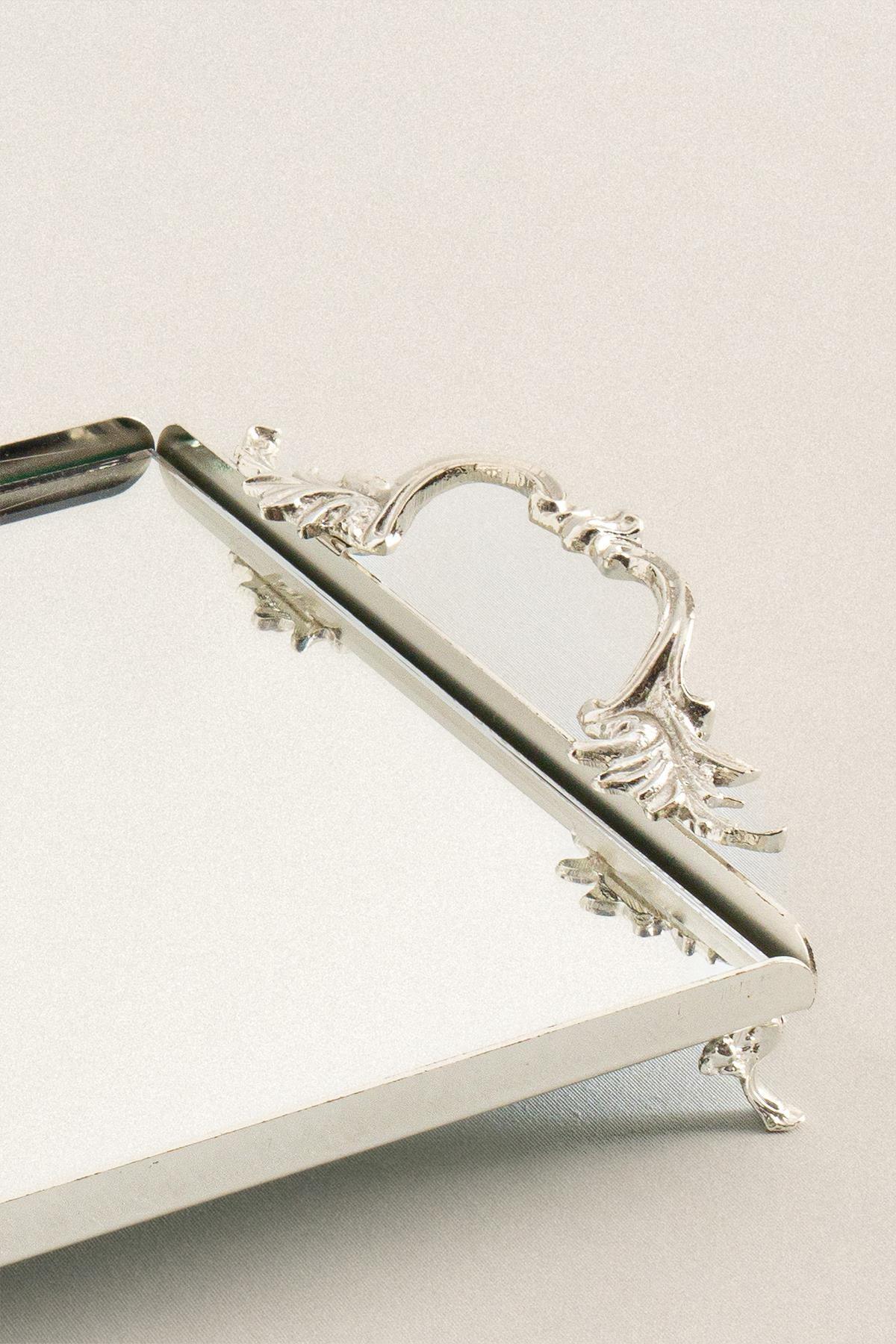 Bandeja decorativa rectangular con superficie de espejo y asas elegantes en color plata