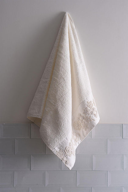 Madeira 3D Knitted Flower Embroidered Bath Towel (90 x 150 cm)