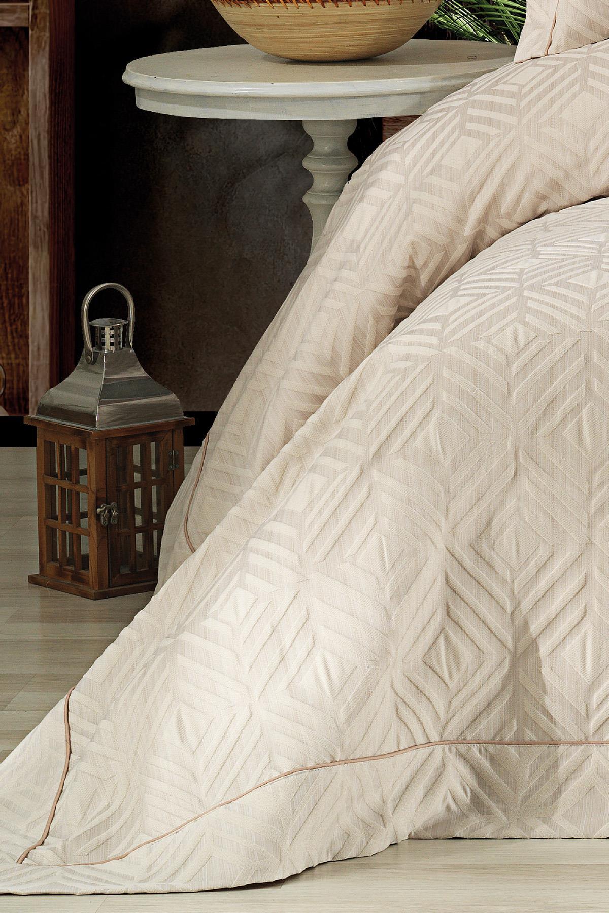 Colcha doble de jacquard en color beige con estampado geométrico, diseño moderno y elegante