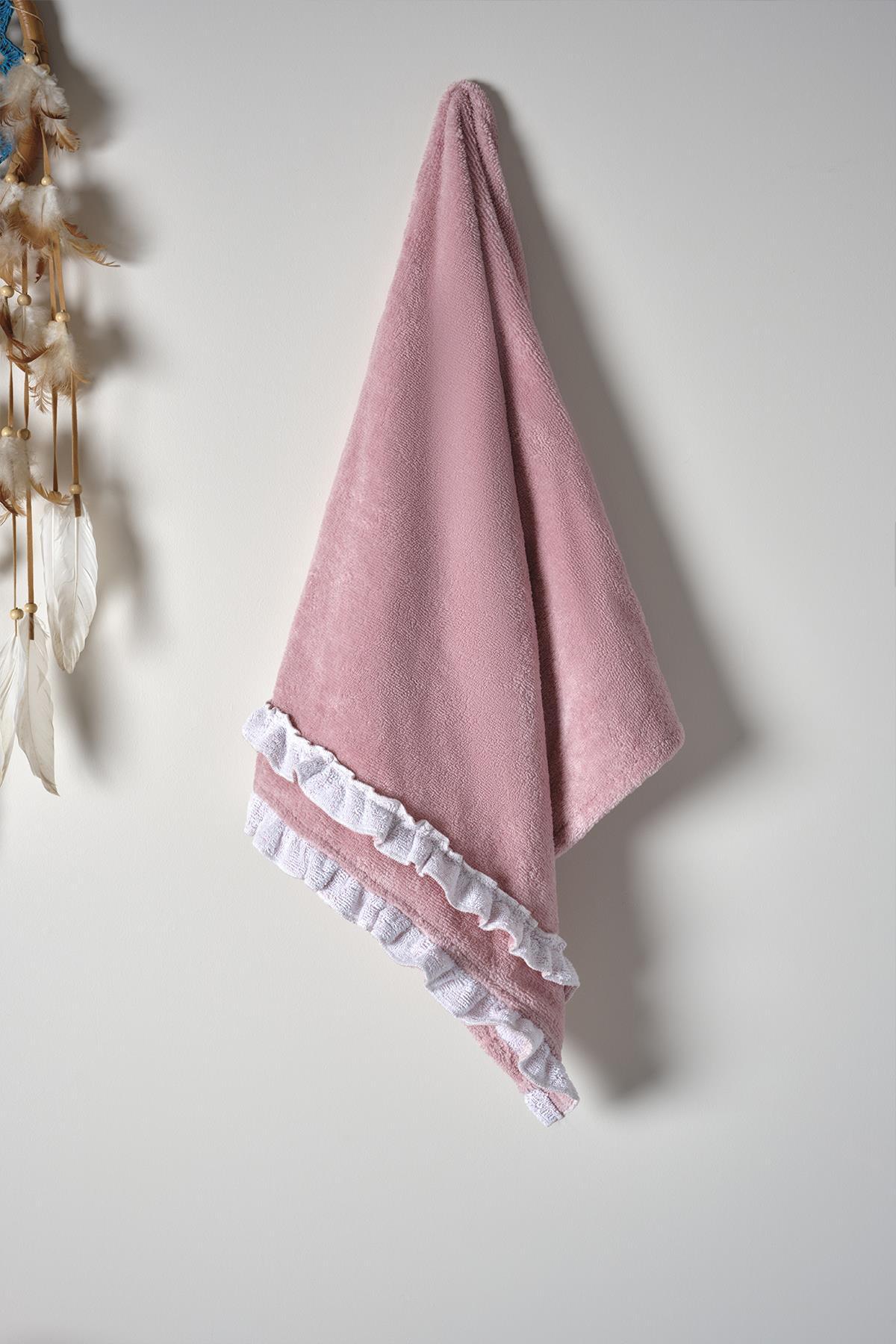 Bata de baño para mujer de color rosa, con bordes de encaje, colgada en la pared, textil de baño de algodón