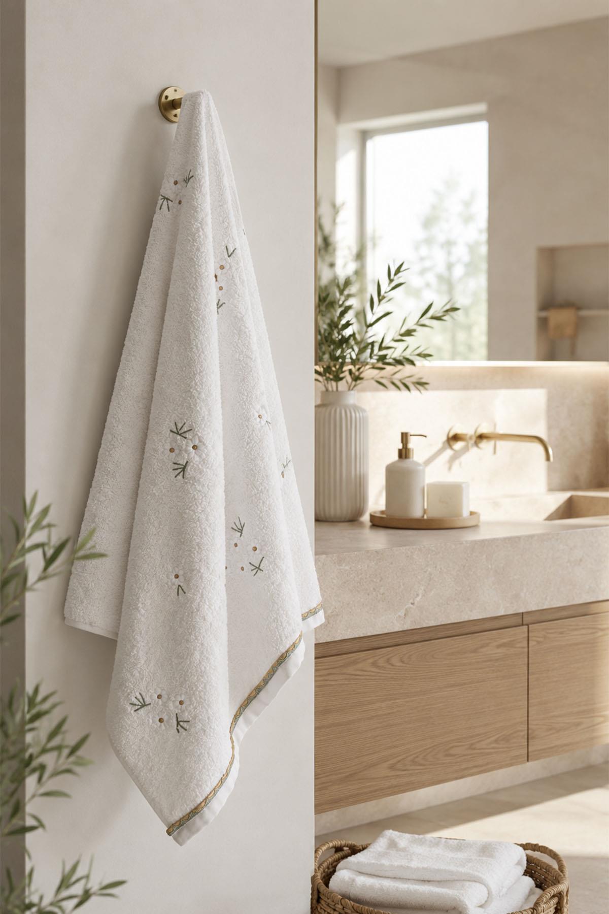 Toalla de baño con bordado de margaritas Nadia (90 x 150 cm)