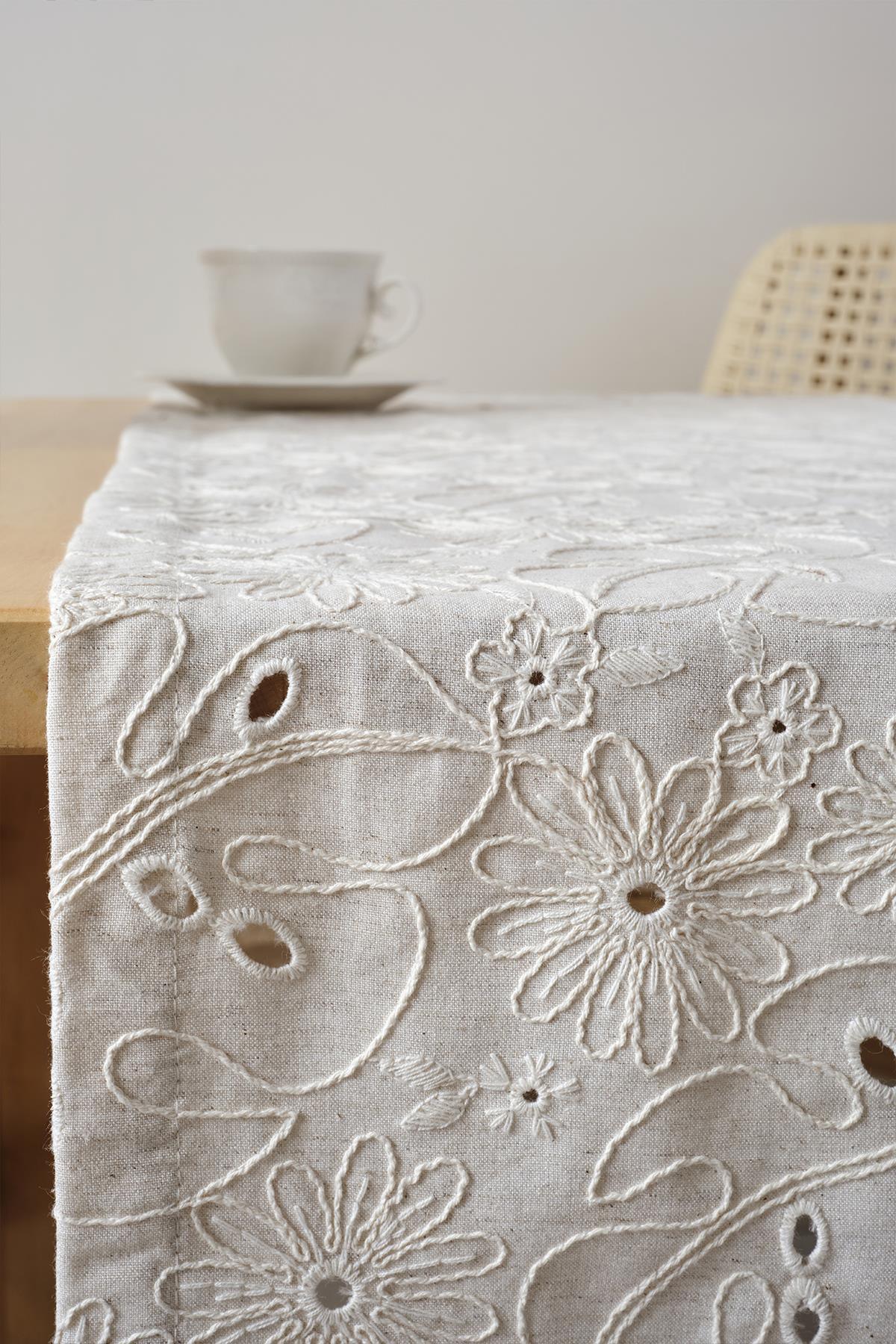 Camino de mesa color crema con bordados, diseño floral, decoración de mesa moderna