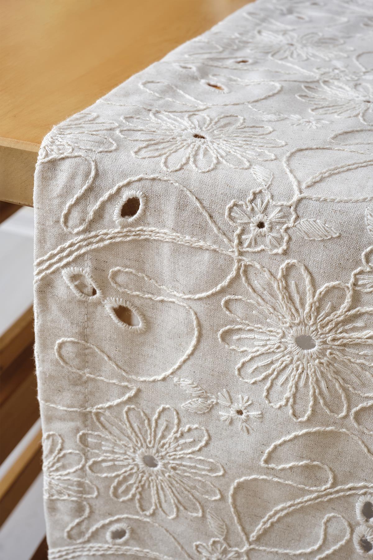 Mantel de mesa color crema con encaje, diseño floral y camino de mesa bordado