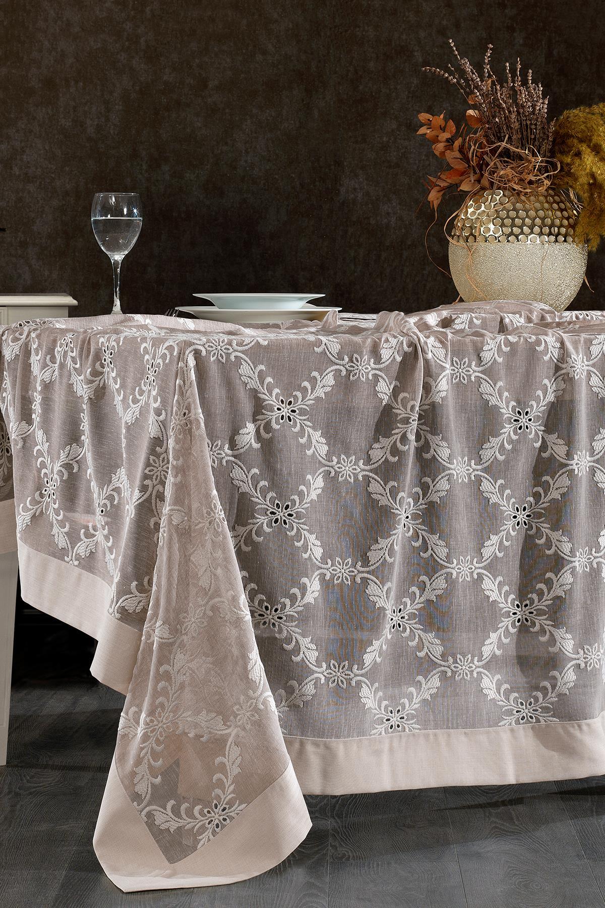 Mantel de mesa con diseño elegante, antimanchas y sin arrugas, ideal para una presentación decorativa en mesas modernas.